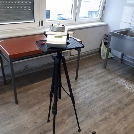 Aus Baumaterialien können Schadstoffe (PAK, PCB etc.) in die Raumluft freigesetzt werden. Diese können durch Messungen erfasst werden.